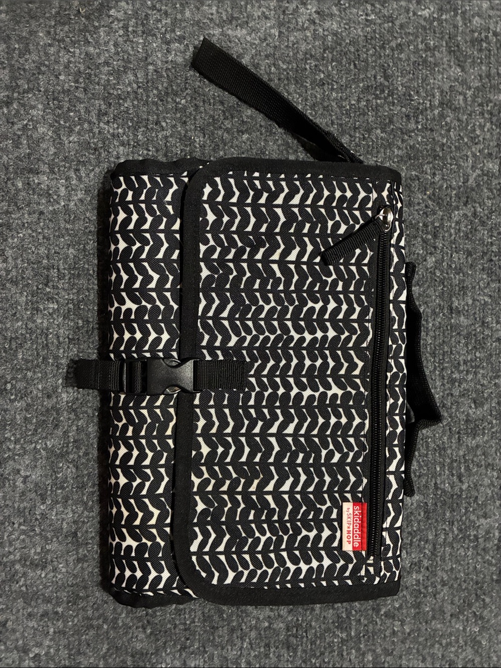 ❤️ 2/$10 Skip Hop Black & White Leaf-Pattern Travel Diaper Changing Organizer